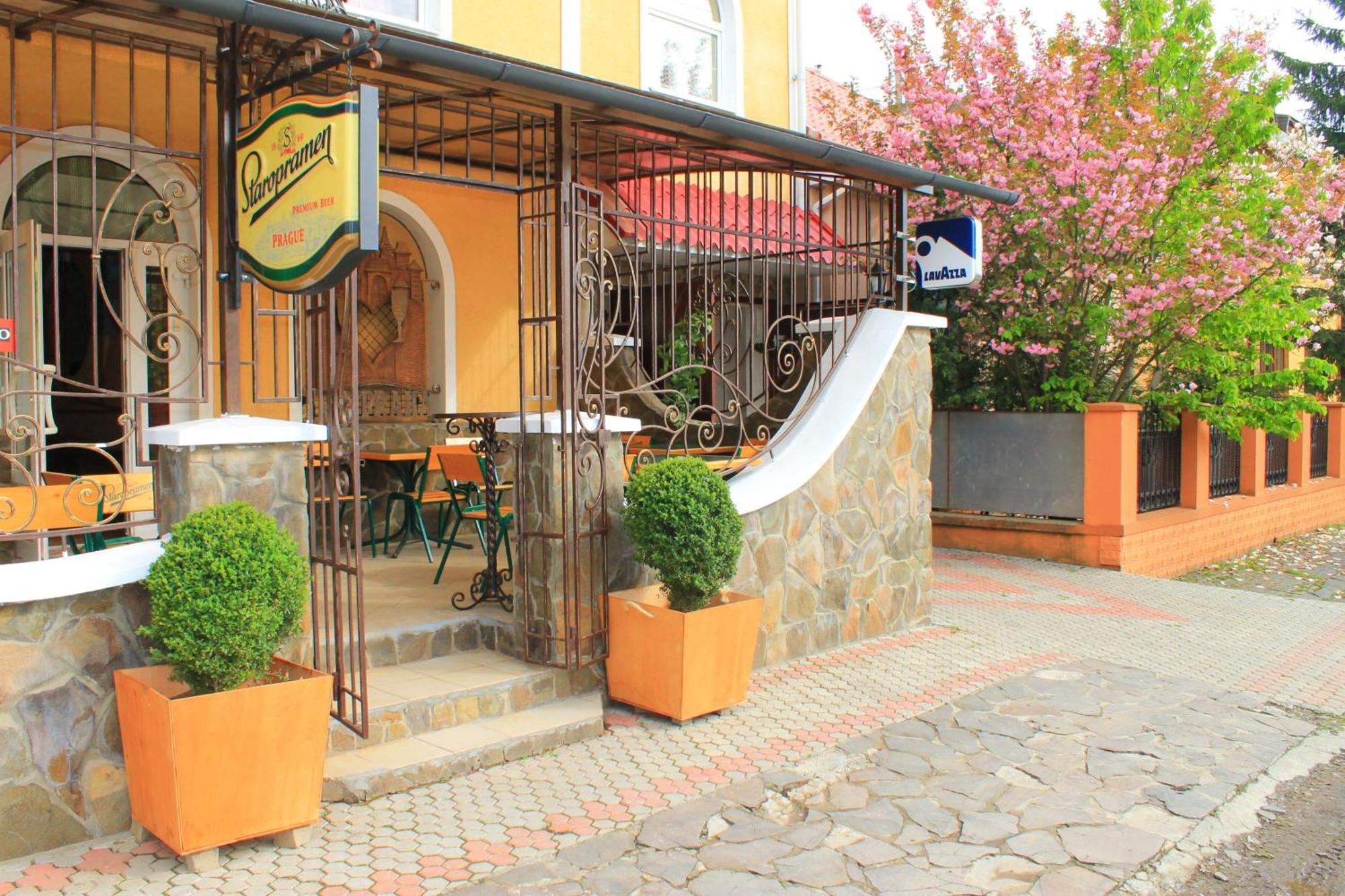 Mala Praha Hotel Ujhorod Exterior foto